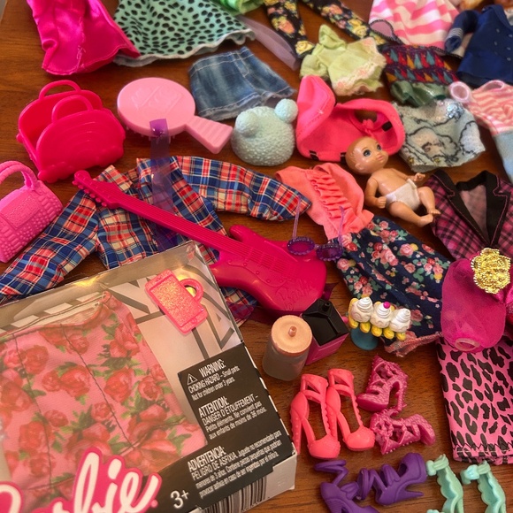 Barbie lot with clothes and accessories - Picture 2 of 9